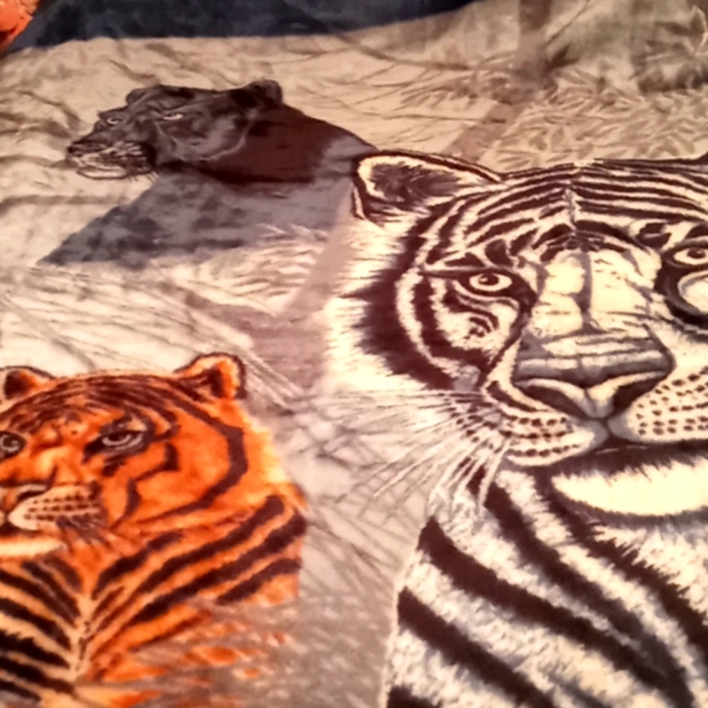 NWT,Beautiful,Super SOFT, Deluxe Quality,Tigers & Panther Blanket/Sofa Throw 🐯